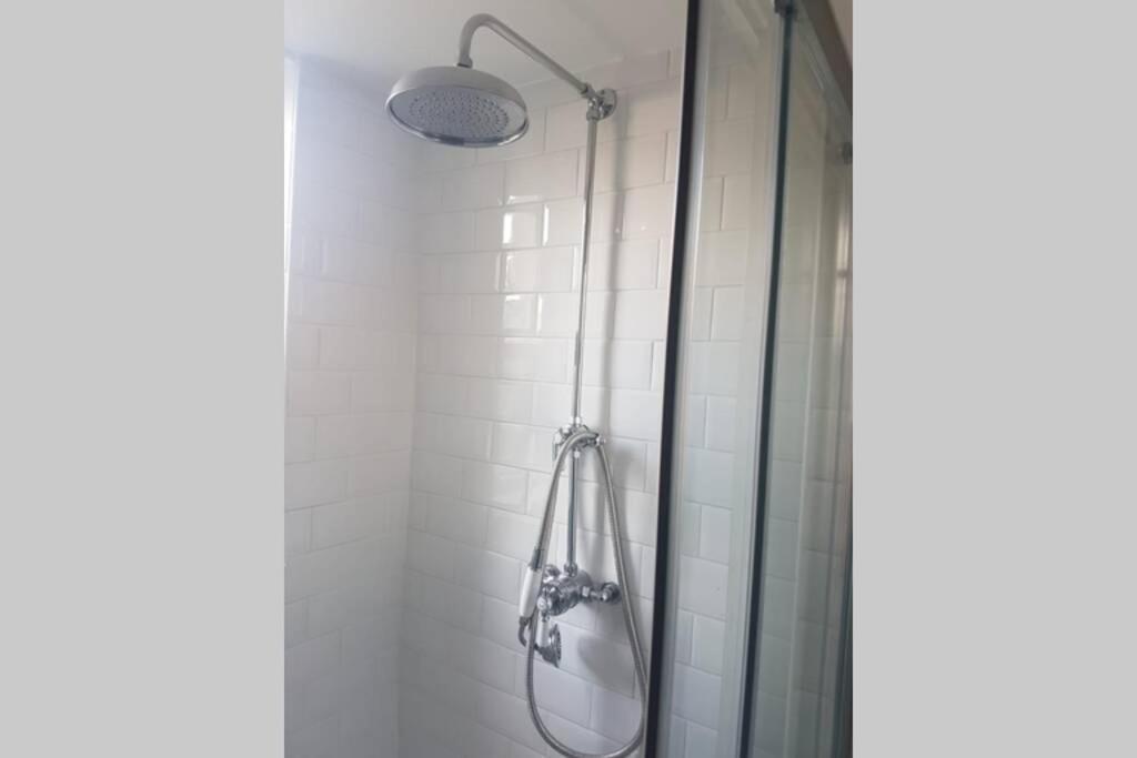 Lovely 2 Bedroom Flat Wifi Close To The Beach Борнмут Экстерьер фото